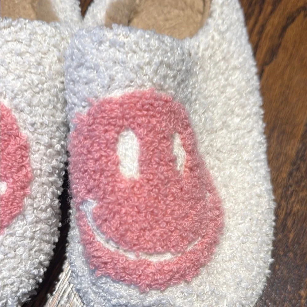 Cozy Smiley Face Slippers girls size 34-35